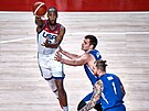 Americký basketbalista Khris Middleton pihrává v zápase s eskem kolem...