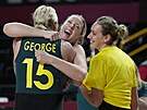 Australské basketbalistky Cayla Georgeová (15) slaví se spoluhrákami postup do...