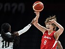 Japonská basketbalistka Maki Takadaová (8) pihrává v zápase s Nigérií, fauluje...