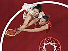 Belgická basketbalistka Jana Ramanová (v erveném) a en-chi Pchan z íny...