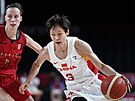 ínská basketbalistka Li-wej Jang najídí k belgickému koi, brání ji Antonia...