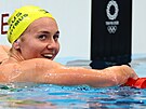 Australská plavecká hvzda Ariarne Titmusová slaví v olympijském bazénu.