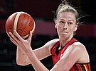 Belgická basketbalistka Emma Meessemanová útoí na ínský ko, brání ji Tching...