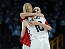 Americké basketbalistky Diana Taurasiová a Breanna Stewartová (10) oslavují...