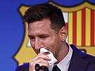 Lionel Messi pláe na tiskové konferenci po konci v Barcelon