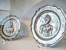 C�nov� tal��e ze sb�rky trutnovsk�ho muzea. Na jednom je vyobrazen� Pauliny...