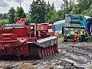 Vypro��ovac� tank VT 72B vyt�hne z bahna je��b, kter� zapadl b�hem odstra�ov�n�...