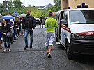 Píjezd mobilního okovacího týmu do Vítkova pilákal ráno desítky lidí....