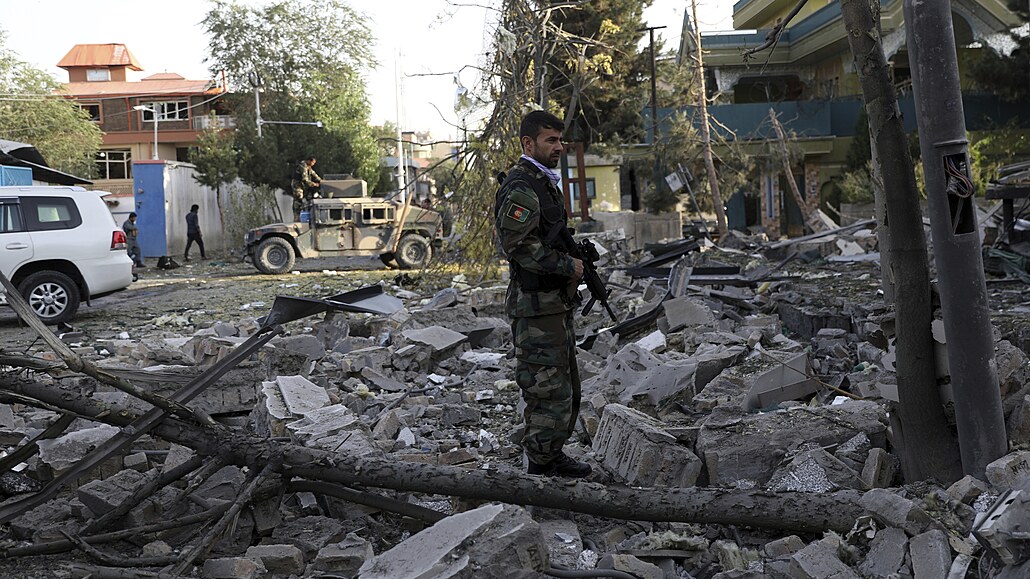 Rezidenní tvrtí vládních elit v Kábulu otásly silné exploze, nejmén tyi...