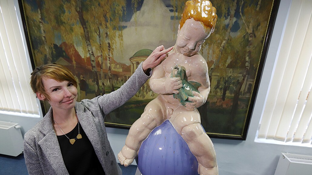 Restaurátorka Lucie Kali�ová ukazuje místa na keramické plastice Mayerlova...
