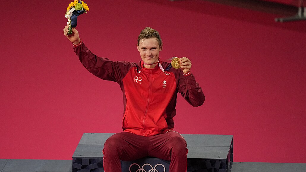 Dán Viktor Axelsen slaví olympijský titul v badmintonu! Čchen Lung s ním...