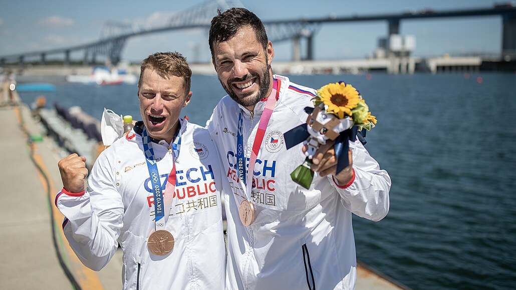 Josef Dostál (vpravo) a Radek �louf pózují s bronzovými medailemi za olympijský...