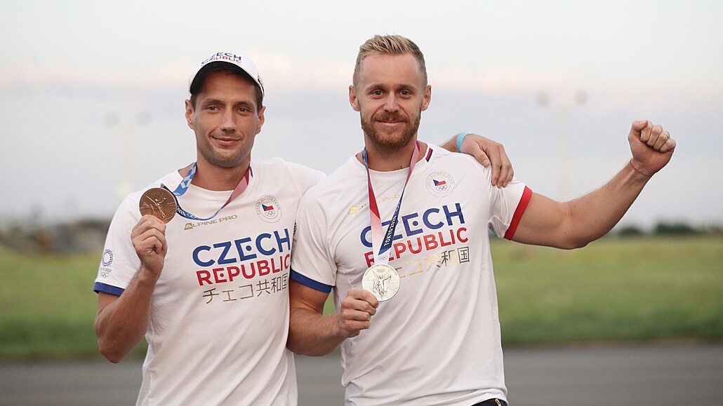 Z olympijského Tokia se vrátili s medailemi, usp�jí Jakub Vadlejch (vpravo) a Vít�zslav Veselý i na MS v Eugene?