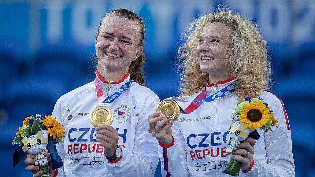 Barbora Krejíková (vlevo) a Kateina Siniaková pózují se zlatými medailemi ze...