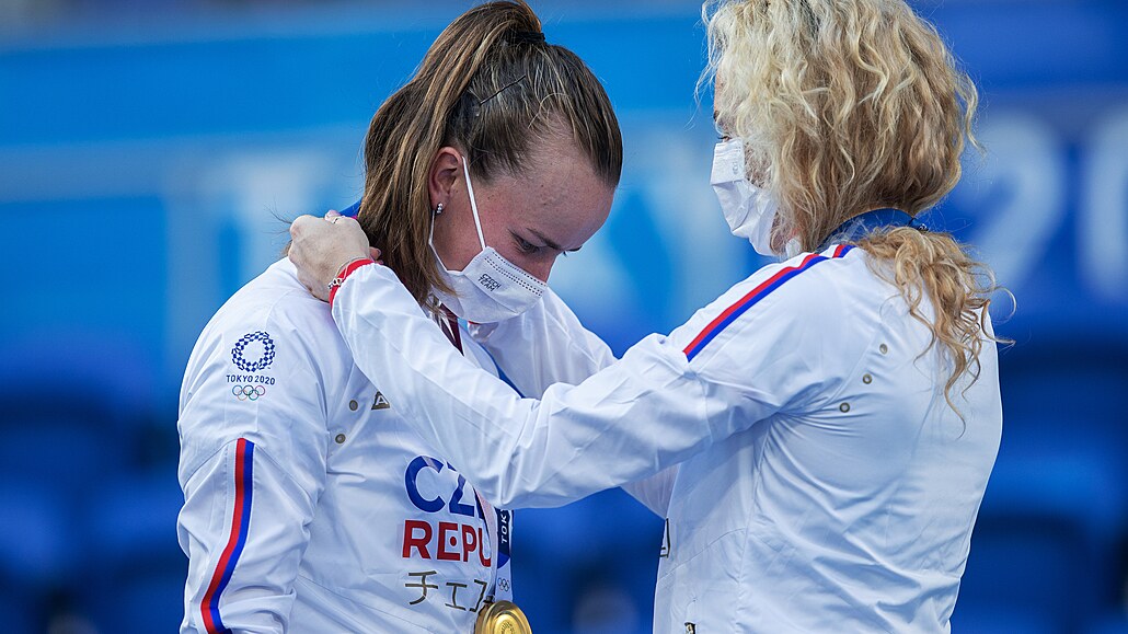Tenistky Krejčíková a Siniaková si předávají zlaté medaile za výhru v Tokiu (1....