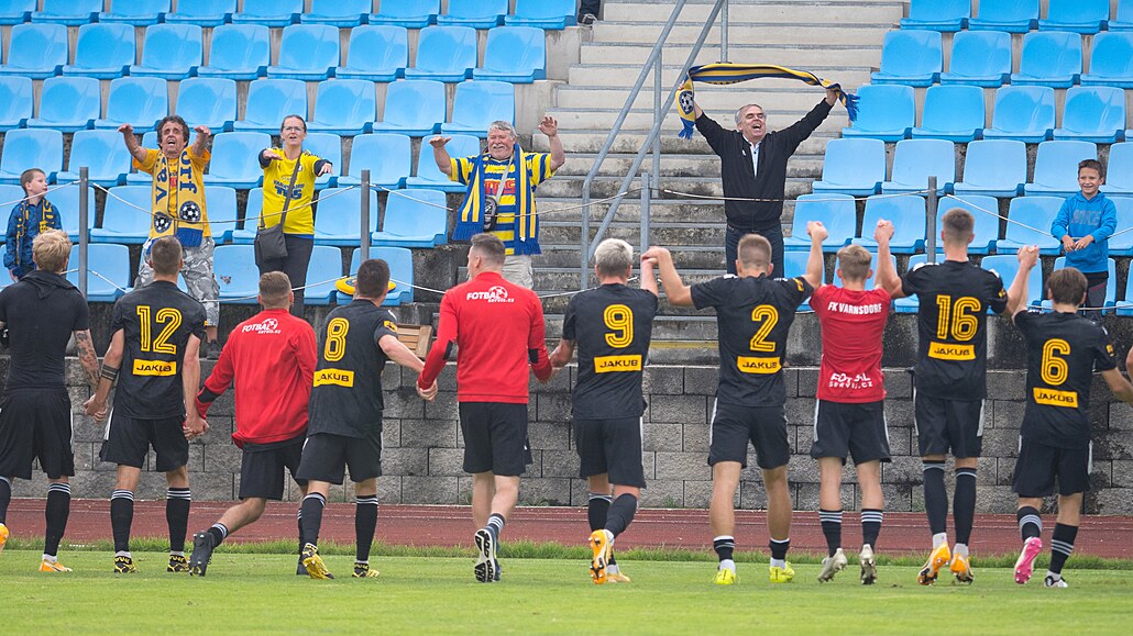 Vítězná euforie fotbalistů Varnsdorfu.