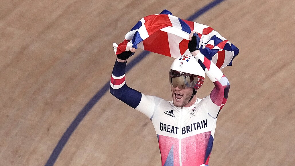 Britský dráha� Matthew Walls se raduje z triumfu v olympijském omniu.