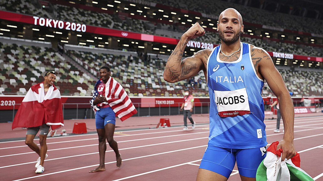 Lamont Marcell Jacobs slaví zlatou olympijskou medaili ze sprintu na 100 metr.