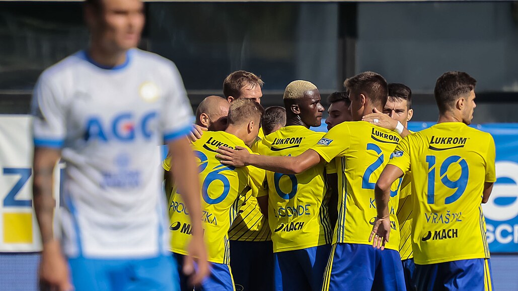 Zlín�tí fotbalisté se radují z gólu v ligovém utkání s Teplicemi.
