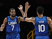 Amerití basketbalisté Kevin Durant a Jayson Tatum oslavují výhru nad...