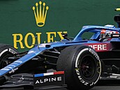 Esteban Ocon z Alpine si jede pro vítzství ve Velké cen Maarska formule 1.