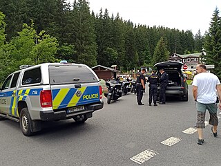 Policisté se strážci Správy Krkonošského národního parku pokutovali motorkáře...