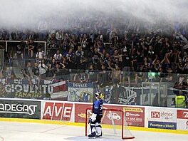 dn fanouk Komety, kte pouili pyrotechniku bhem zpasu s Teb.