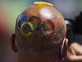 Jak projevit lásku olympijské mylence? Peci si nechat na hlavu vystíhat...
