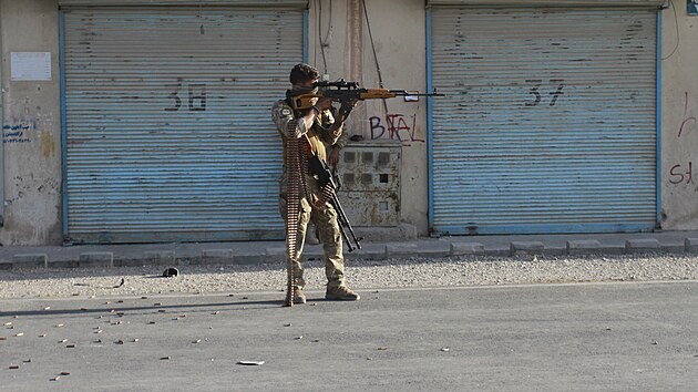 Afghánské bezpečnostní síly bojují s Tálibánem v ulicích Herátu (2. srpna 2021)