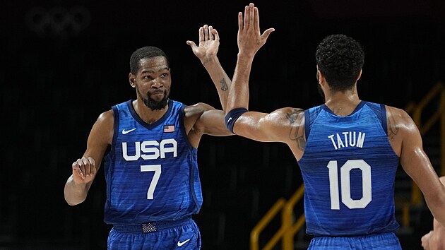 Amerit basketbalist Kevin Durant a Jayson Tatum oslavuj vhru nad panlskem.