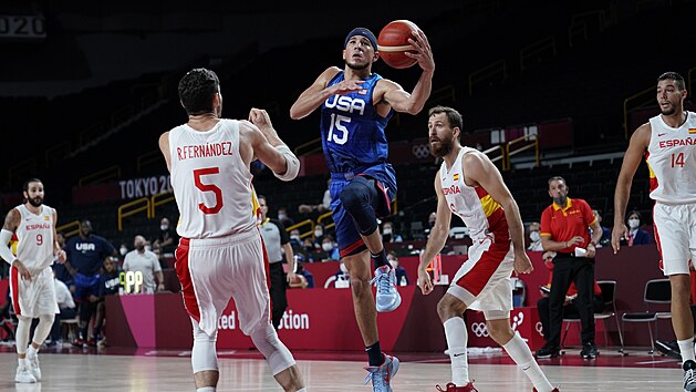 Americk basketbalista Devin Booker zakonuje v duelu se panlskem.