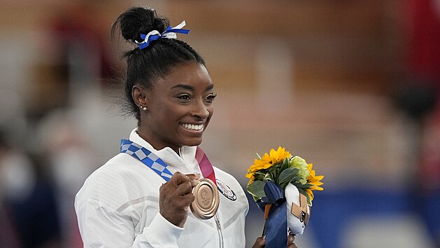Simone Bilesová pyšně ukazuje olympijský bronz z kladiny.