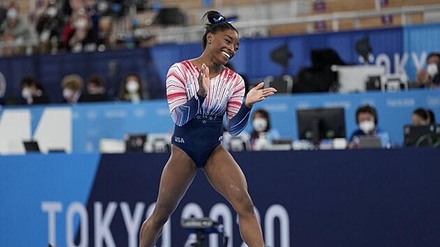 Americk gymnastka Simone Bilesov se raduje po vkonu na kladin.