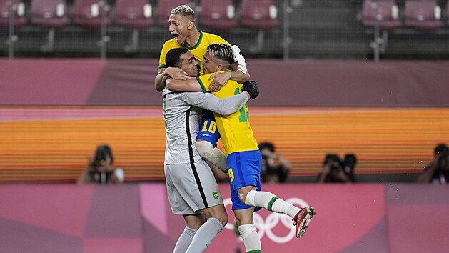 Brank Santos, Richarlison (nahoe) a Reinier oslavuj postup Brazlie do finle olympijskho turnaje.