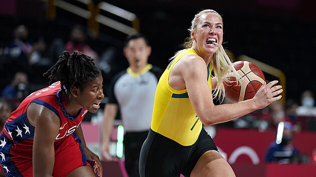 Australsk basketbalistka Tess Madgenov zakonuje v duelu s USA, pihl Ariel Atkinsov.