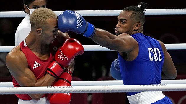 Zlato v kategorii do 81 kg zskal kubnsk boxer Arlen Lpez, ve finle na olympijskch hrch v Tokiu porazil Brita Benjamina Whittakera (vlevo).