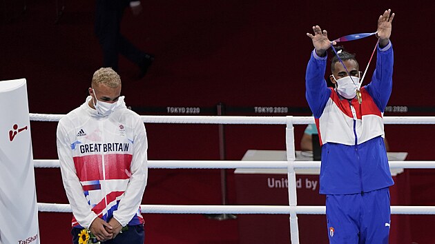 Zlato v kategorii do 81 kg zskal kubnsk boxer Arlen Lpez, ve finle na olympijskch hrch v Tokiu porazil Brita Benjamina Whittakera (vlevo).