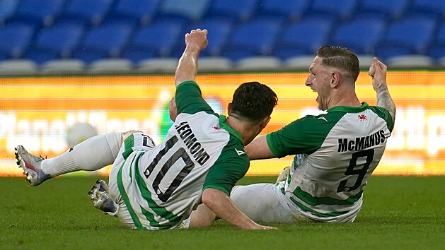 Hr��i vel�sk�ho t�mu The New Saints oslavuj� jednu z branek proti Plzni.