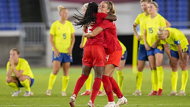 Kanadské fotbalistky Deanne Roseová (vlevo) a Shelina Zadorsky při penaltovém rozstřelu v olympijském finále.