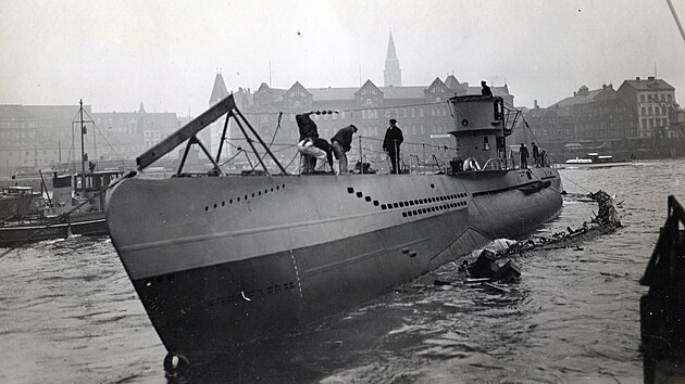 Ponorka U-206 těsně po spuštění na vodu