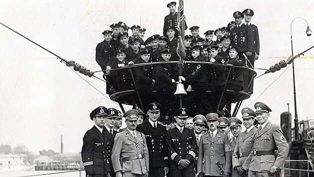 Delegace z Liberce se seznamuje s posdkou ponorky U-206. Kapitn Herbert Opitz est zleva dole.