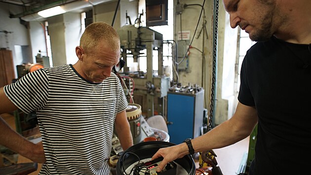 Dokonovac prce na magnetometru v motorsk dln Jizerskohorskho technickho muzea