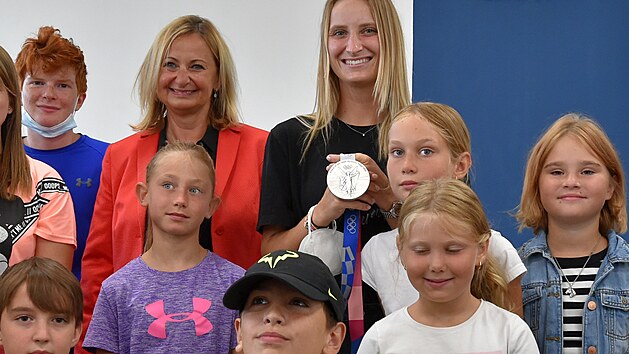 Tenistka Markéta Vondroušová se setkala na sokolovské radnici se zástupci vedení města a s malými tenisty z místního klubu, ve kterém před osmnácti lety začínala. (3. srpna 2021)