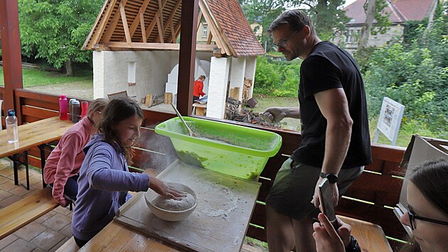 Děti z příměstského tábora v Chebu si vyzkoušely pečení chleba v obecní peci i rozdělování těsta do ošatek k dokynutí. (5. srpna 2021)