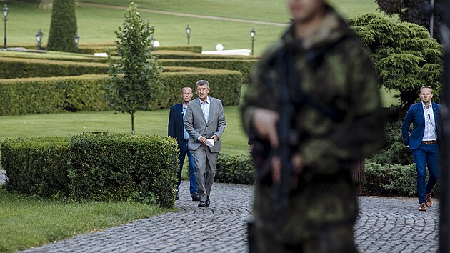 Premir Andrej Babi po jednn s prezidentem Miloem Zemanem v Lnech. (2. srpna 2021)