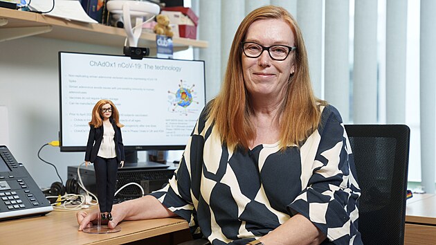 Panenku Barbie Mattel vyrobil k obrazu britské profesorky Sarah Gilbertové. (4. srpna 2021)