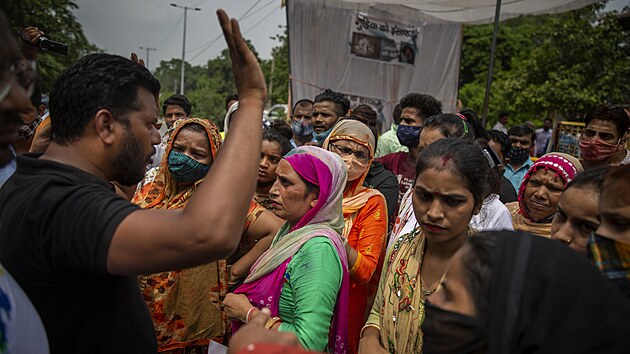 V Indii protestuj kvli znsilnn a vrad 9let holiky. (5. srpna 2021)