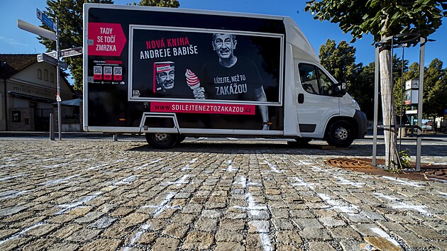 Premir Andrej Babi chce v rmci pedvolebn kampan v Prhonicch rozdvat zmrzlinu. Pivtaj ho kky na nmst. (7. sprna 2021)