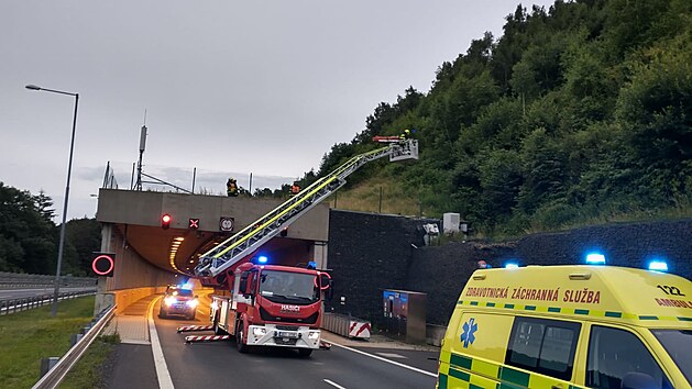 U tunelu na dlnici D8 u Petrovic pi pronsledovn havarovalo auto. (1. srpna 2021)