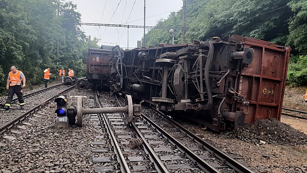 U Kralup nad Vltavou vykolejilo několik vozů nákladního vlaku. (4. srpna 2021)